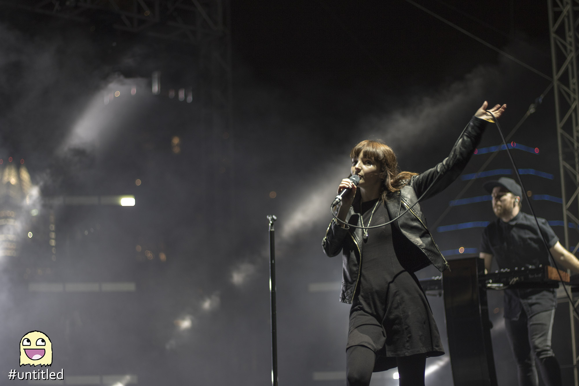 Chvrches hand up